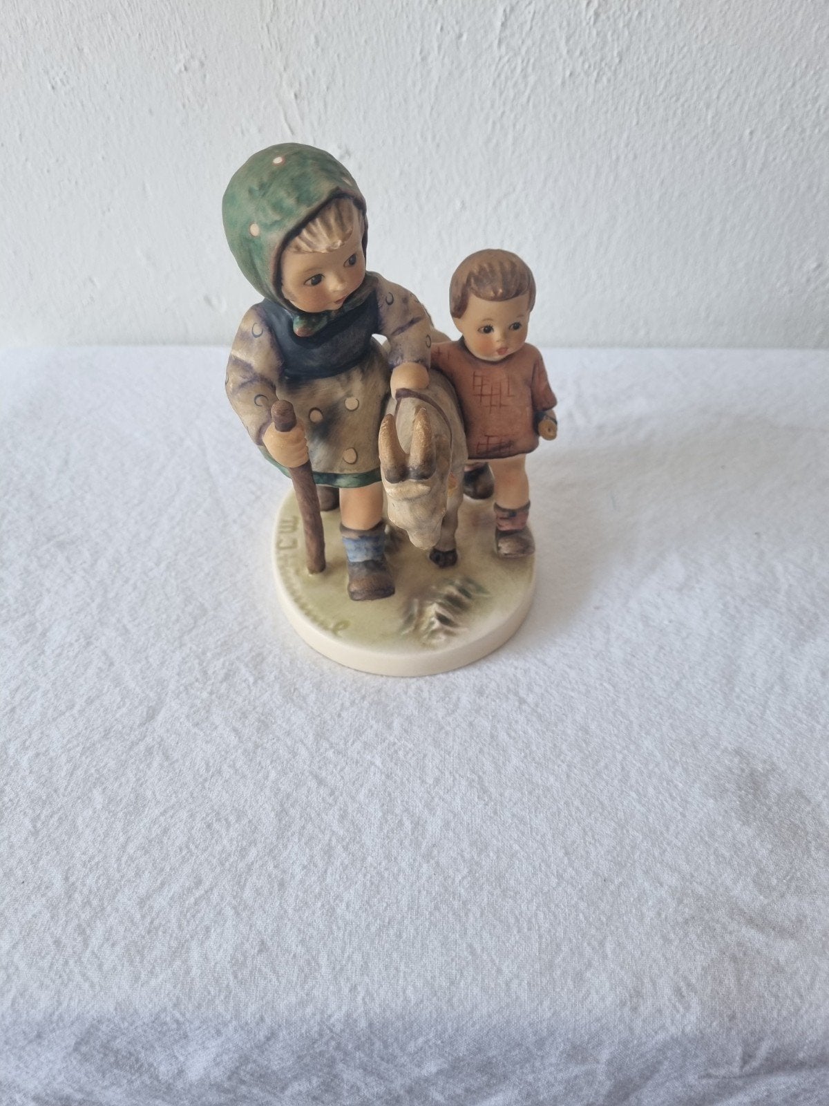 Hummel beeldje: Meisje met geit en jongen, Verzamelen, Beelden en Beeldjes, Ophalen of Verzenden, Zo goed als nieuw, Hummel