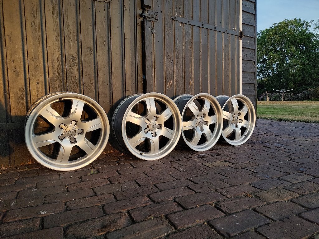 Audi 17 inch velgenset inclusief naafkappen, Ophalen, Gebruikt, Velg(en), 17 inch