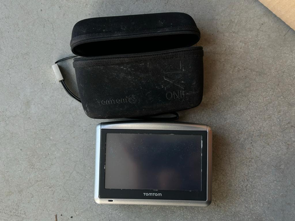 TomTom XL ONE navigatiesysteem met hoes, Ophalen of Verzenden, Zo goed als nieuw