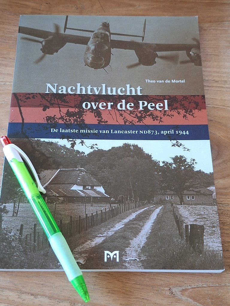 nachtvlucht over de peel laatste missie van lancaster ND873, Ophalen of Verzenden, Tweede Wereldoorlog, Zo goed als nieuw, Overige onderwerpen
