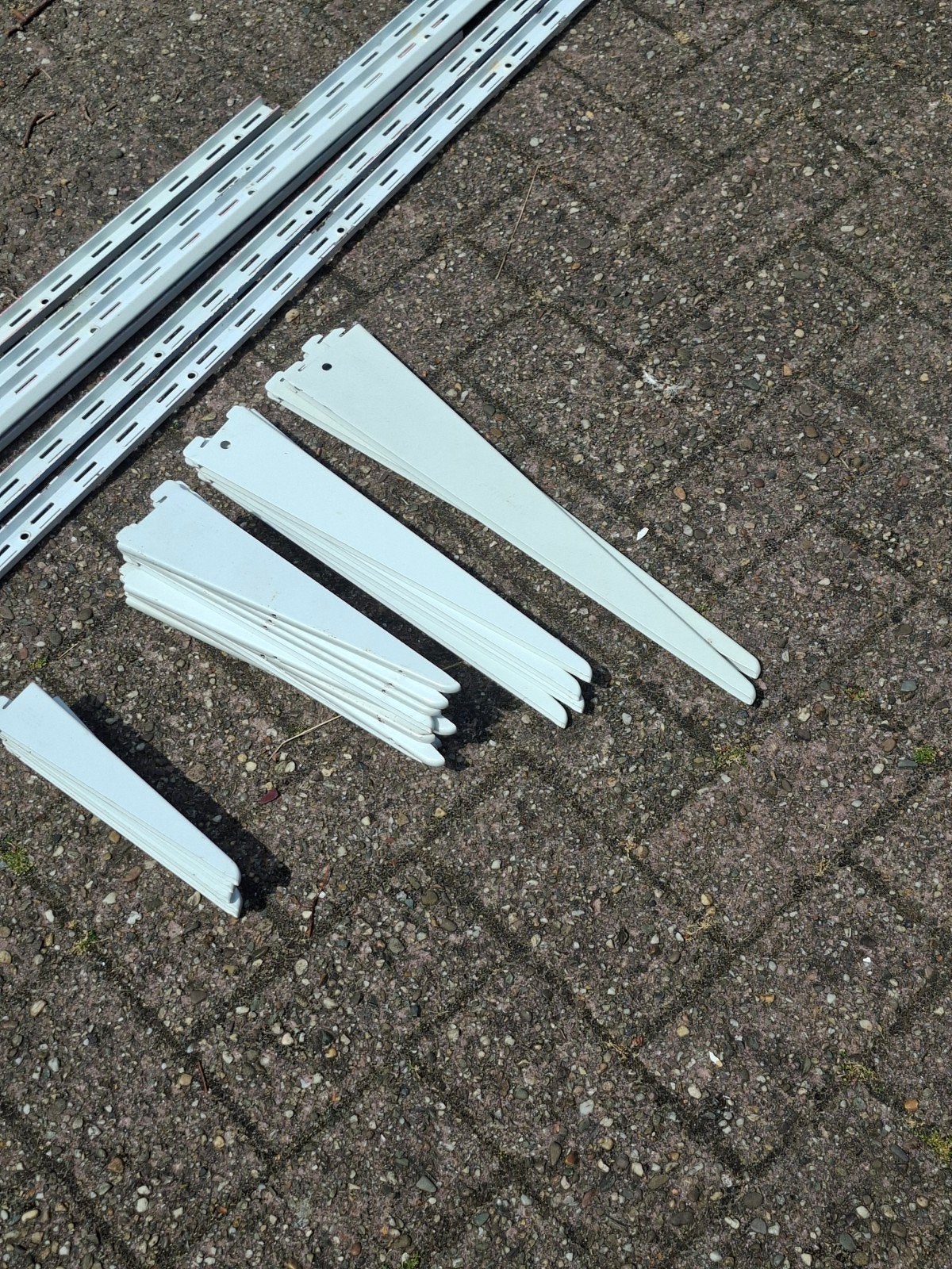 Witte plankdragers en rails voor wandsysteem, Ophalen, Gebruikt