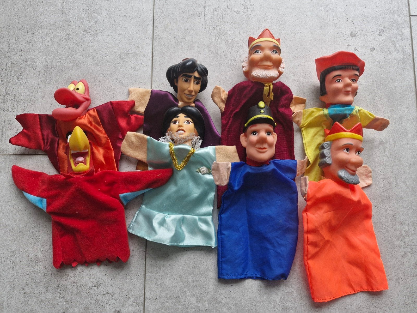 8 kleurrijke handpoppen/poppenkastpoppen met plastic hoofden, Kinderen en Baby's, Speelgoed | Poppen, Ophalen of Verzenden, Gebruikt