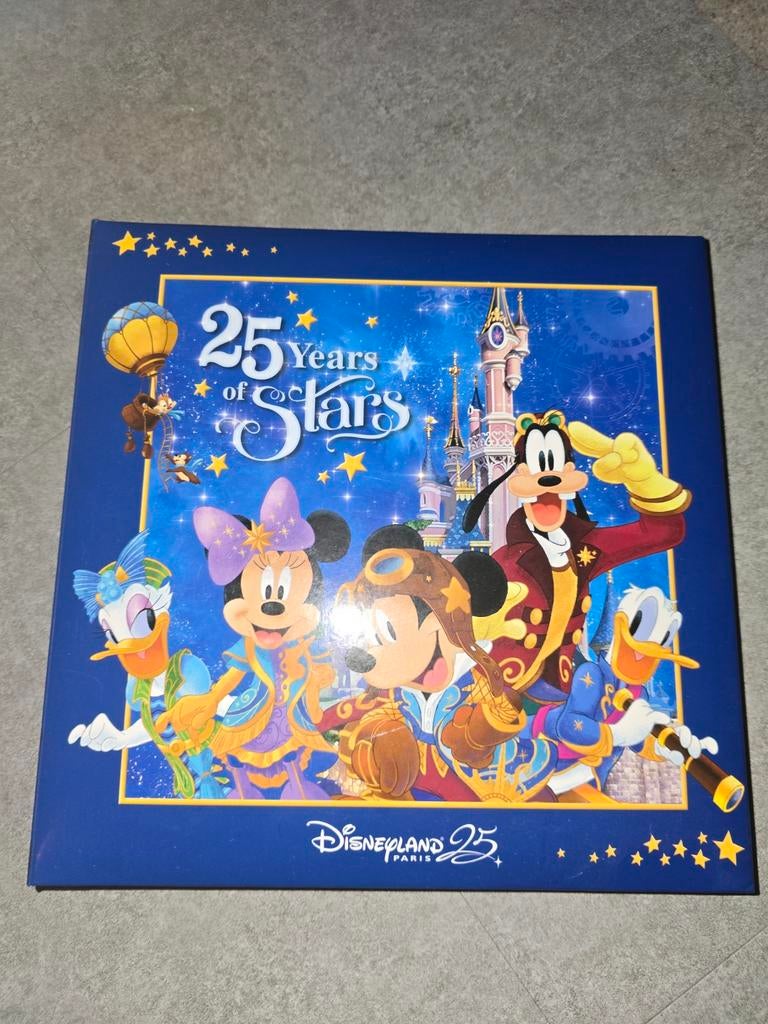 Disneyland Parijs 25 jaar fotoboek en 2 disney bigshoppers, Ophalen of Verzenden, Mickey Mouse