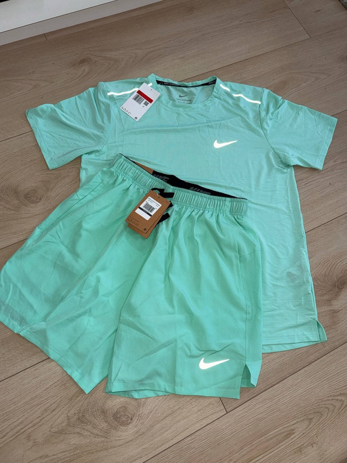 Nike Miller Zomersetje - Helemaal Nieuw, Maat 52/54 (L), Nieuw, Ophalen of Verzenden, Hardlopen of Fietsen