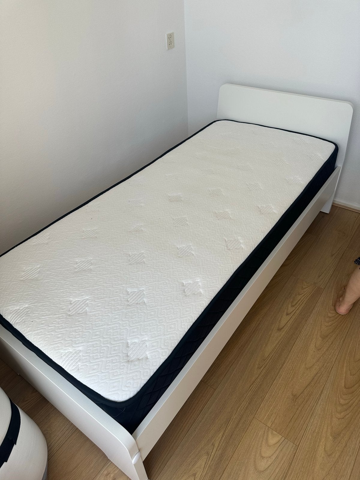 Eenpersoonsbed met matras en lattenbodem –Zo goed als nieuw!, Huis en Inrichting, Ophalen, 90 cm, Eenpersoons, Wit