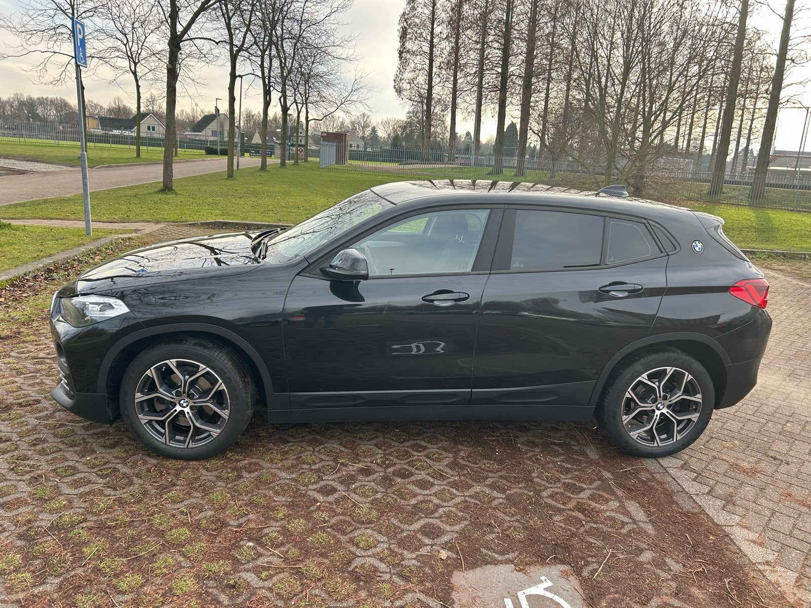 BMW X2 Sdrive18i 140pk Aut 2018 Zwart, Auto's, BMW, Multifunctioneel stuurwiel, Zwart, 75 €/maand, Grijs