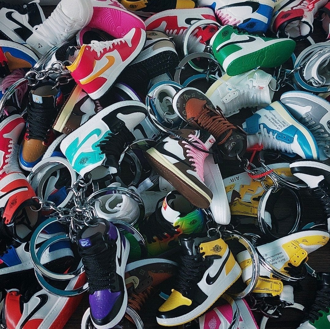 Sneaker sleutelhangers diverse modellen 69 stuks, Verzamelen, Sleutelhangers, Ophalen of Verzenden, Nieuw, Knuffel of Figuurtje