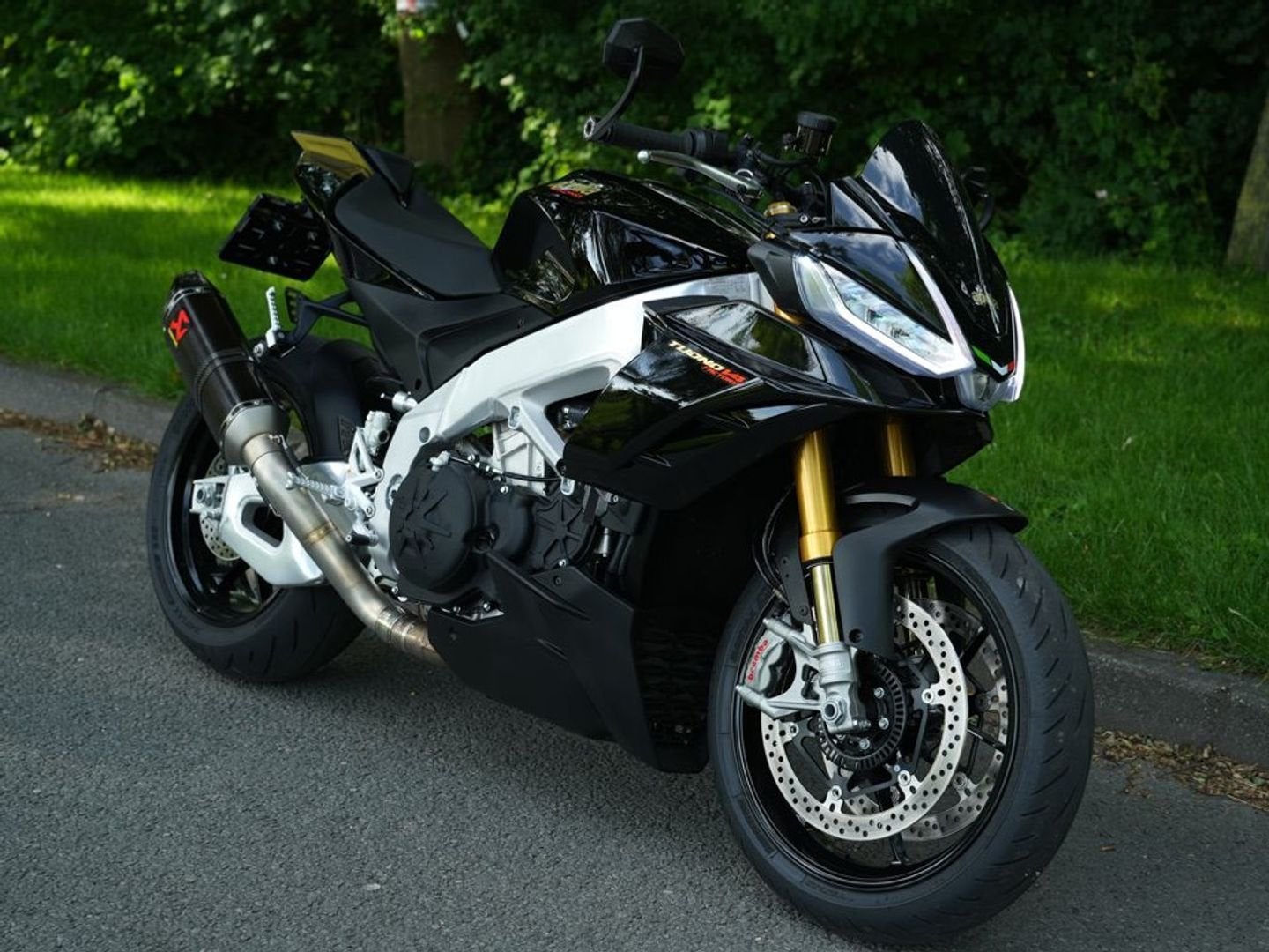 Aprilia Tuono V4 Factory | Akrapovic | 2024, 1077 cc, 4 cilinders, Bedrijf, Onbekend