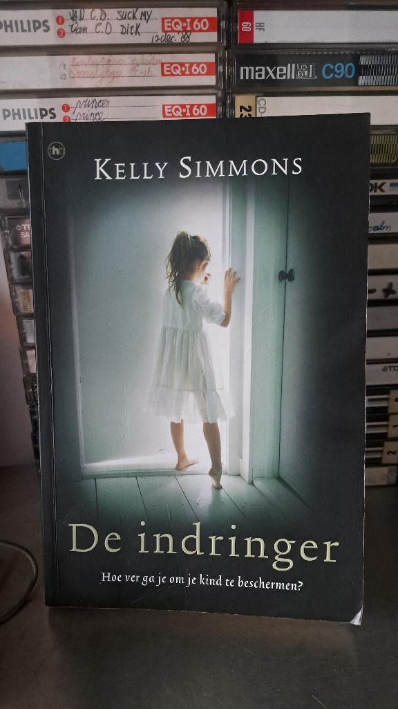 Kelly Simmons-De indringster (Z267-9), Ophalen of Verzenden, Zo goed als nieuw
