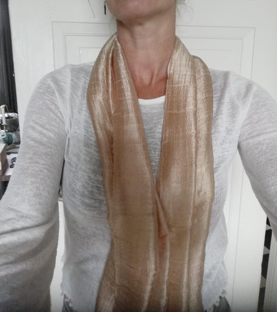 Nieuwe handgemaakte 100% zijden sjaal zandkleur 164x31 cm, Kleding | Dames, Mutsen, Sjaals en Handschoenen, Ophalen of Verzenden