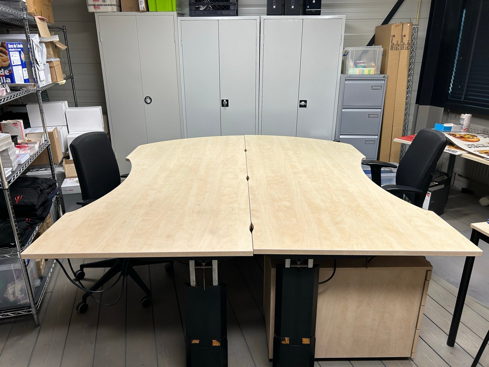 In hoogte verstelbaar bureau met ladekast en bureaustoelen, Huis en Inrichting, Ophalen, Zit-sta bureau, Gebruikt, Hout