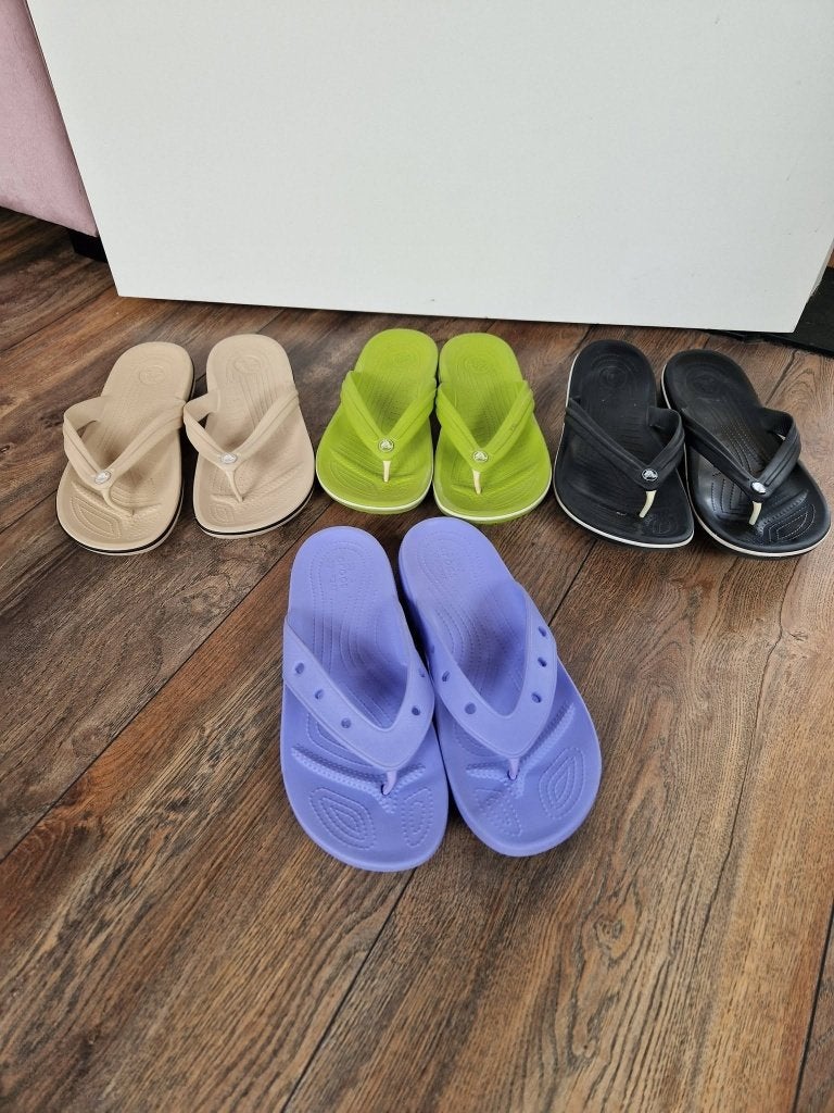Crocs Slippers 4 paar !, Slippers, Overige kleuren, Nieuw, Ophalen of Verzenden