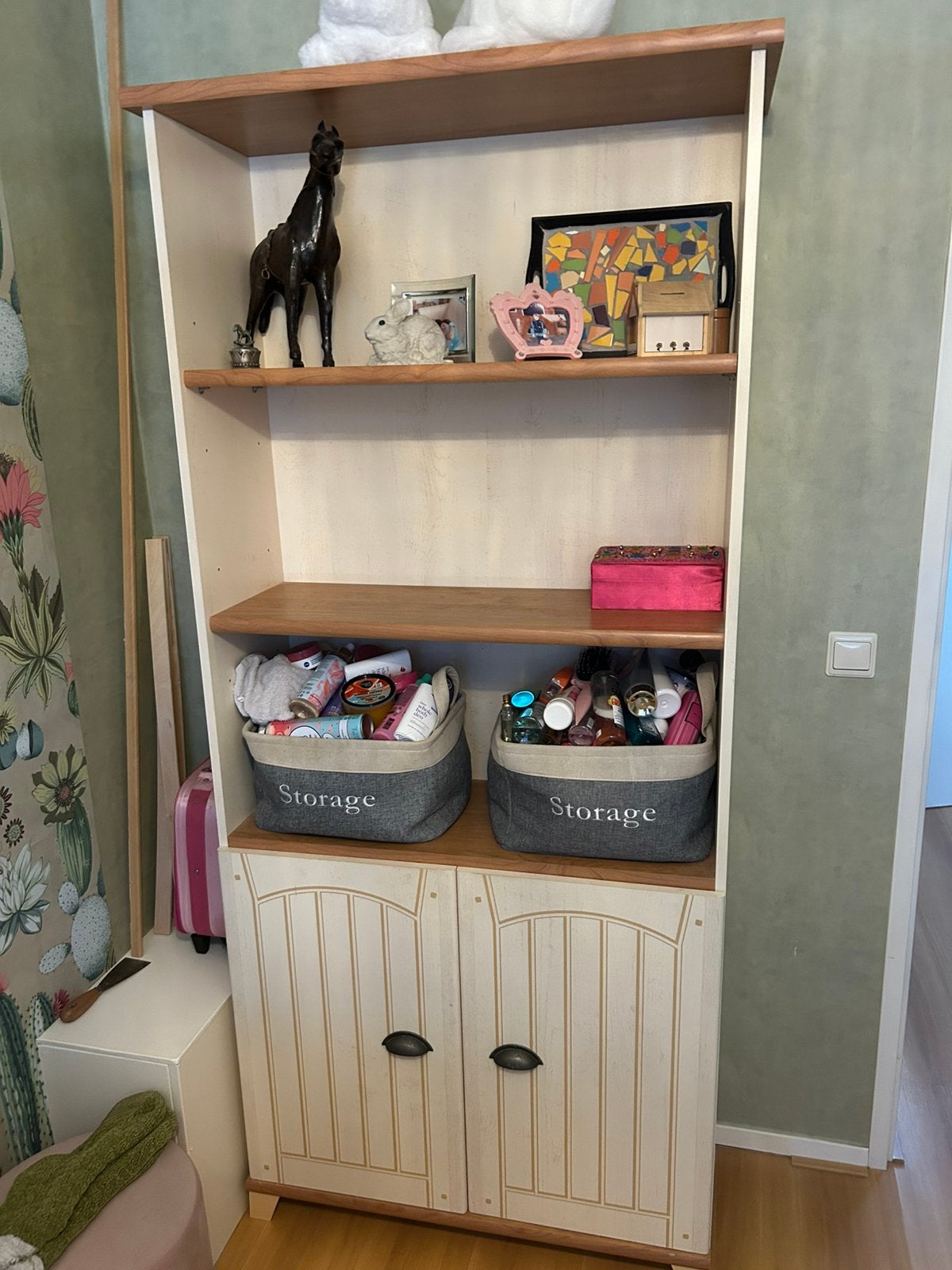 Te koop boekenkast, Ophalen, Met deur(en), 50 tot 100 cm, Zo goed als nieuw