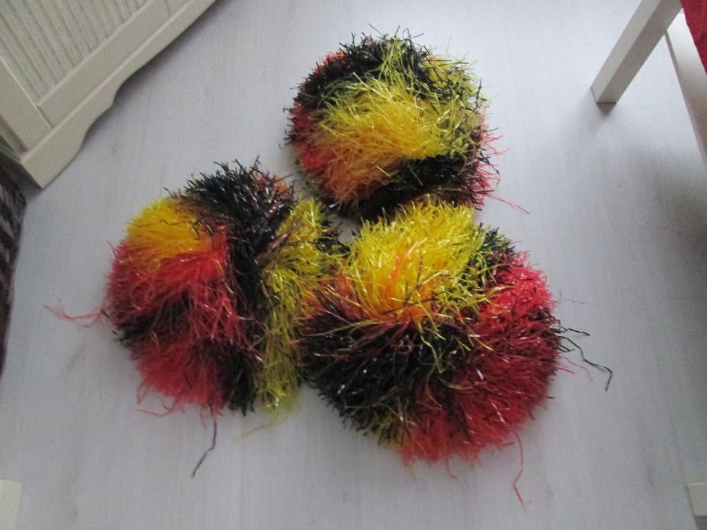 pompoms 3 stuks, Ophalen of Verzenden, Zo goed als nieuw, Carnaval
