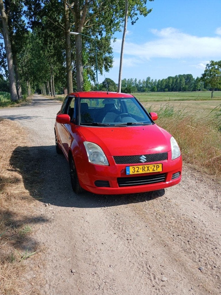 Suzuki Swift 1.5 benzine, 2005 Rood, Voorwielaandrijving, 15 km/l, 40 €/maand, 4 cilinders