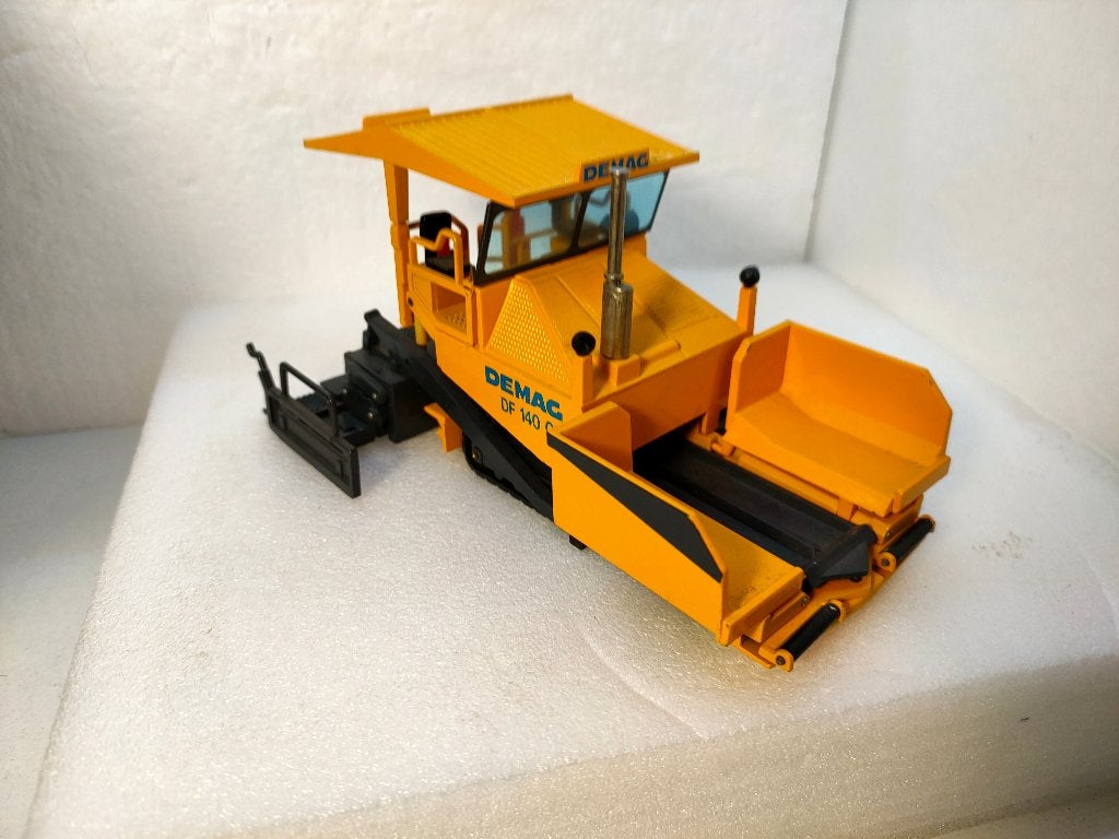 DEMAG DF 140 CS -asfalteermach. -NZG No.395 - 1:50  ZGAN, Hobby en Vrije tijd, Ophalen of Verzenden, Zo goed als nieuw, Hijskraan, Tractor of Landbouw