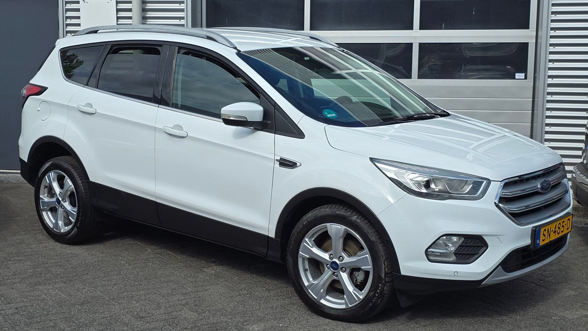 Ford Kuga 1.5 EcoBoost Titanium, Euro 6, 4 cilinders, Leder en Stof, Wit