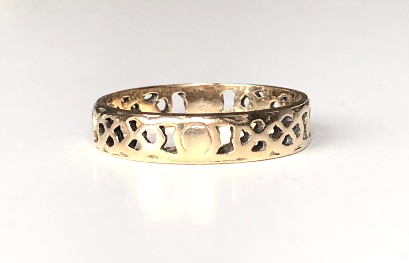 Vintage 9k gouden ring bewerkt Keltisch maat 17, Sieraden, Tassen en Uiterlijk, Gebruikt, Ophalen of Verzenden, 17 tot 18, Dame