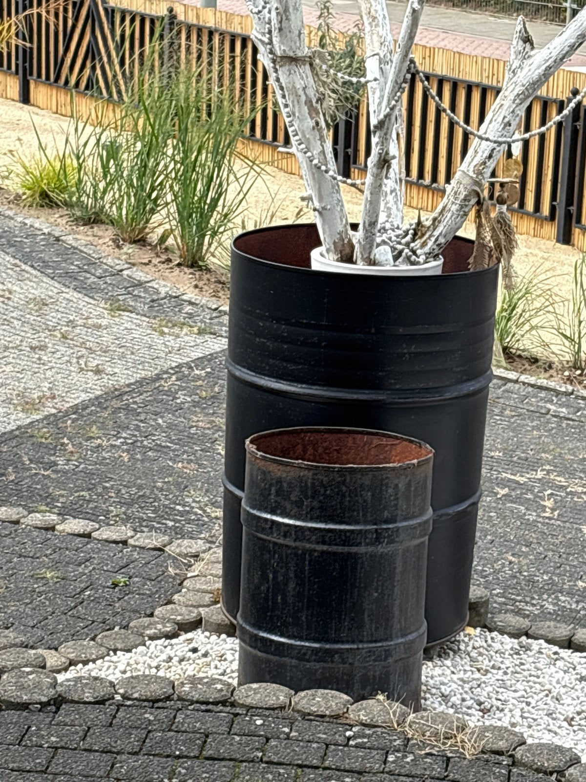 Zwarte metalen olievaten als plantenbakken, Gebruikt, Minder dan 60 cm, Rond, Ophalen of Verzenden