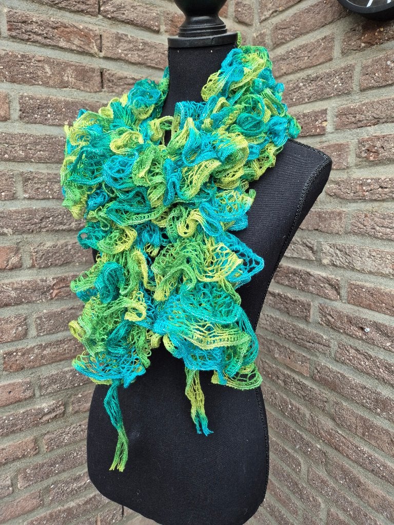 Handgemaakte groene/geel/blauwe sjaal 1.75 cm, Kleding | Dames, Mutsen, Sjaals en Handschoenen, Ophalen of Verzenden, Nieuw, Maat 46/48 (XL) of groter