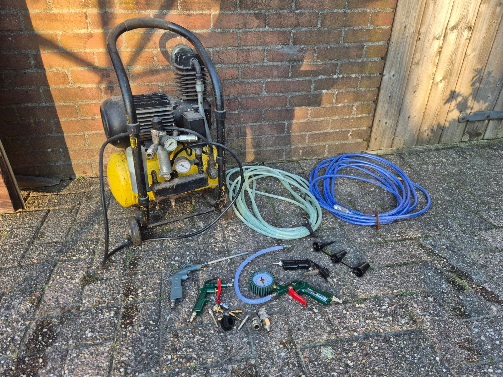 Compressor ( blijft brommen) met accessoires en luchtslangen, Ophalen, Gebruikt, 6 tot 10 bar, 25 tot 100 liter