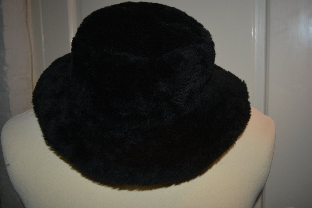 zwarte fluffy faux fur bucket hoed, 57cm, Ophalen of Verzenden, Zo goed als nieuw, 56 of 57 cm (M, 7 of 7⅛ inch), Hoed