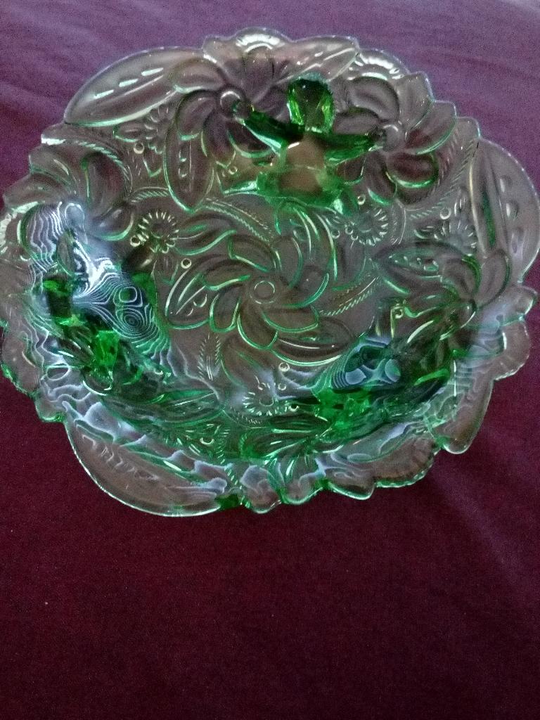 Art deco persglas schaal groen met figuurtjes als voetjes, Antiek en Kunst, Antiek | Glas en Kristal, Ophalen
