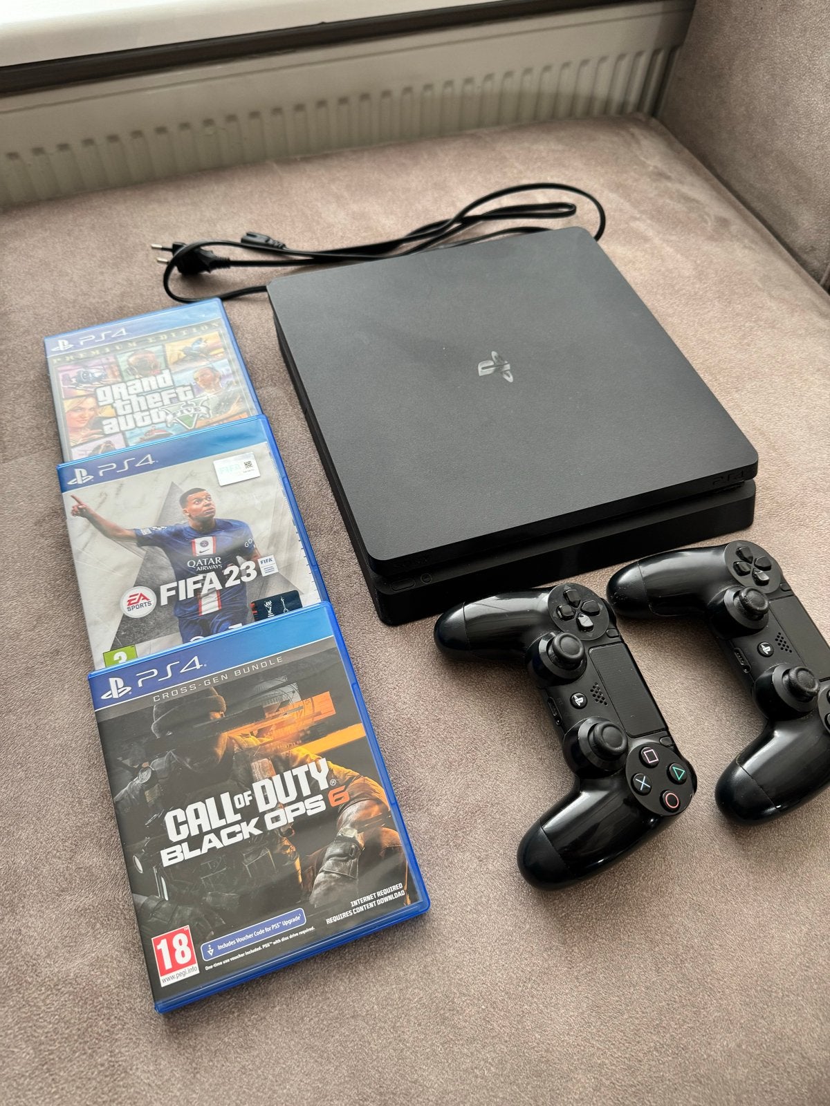 PS4 Slim net twee controllers, 3 spellen (oa BlackOps6), Spelcomputers en Games, Vanaf 18 jaar, Eén computer, Ophalen of Verzenden