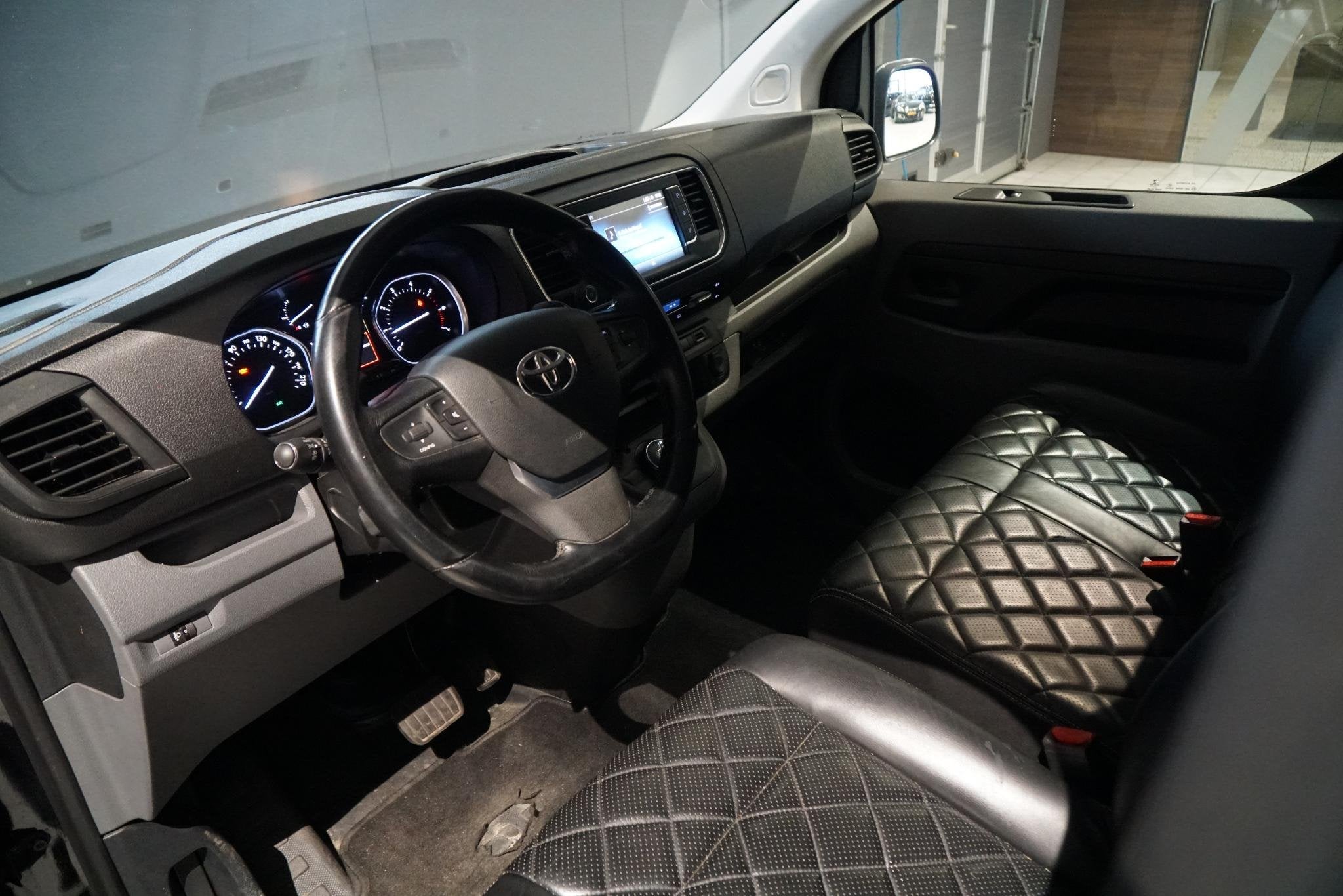 Toyota PROACE Worker 2.0 D-4D Professional Long AUT. + LEDER, Auto's, Gebruikt, Euro 6, 4 cilinders, Zwart