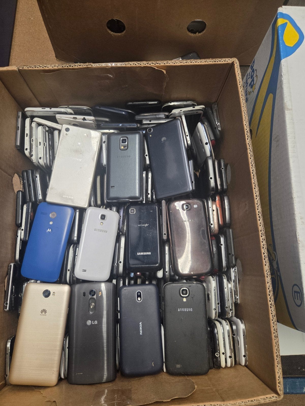 AANGEBODEN PARTIJ VAN 650 STUKS ANDROID TELEFOONS, Verzenden, Zwart