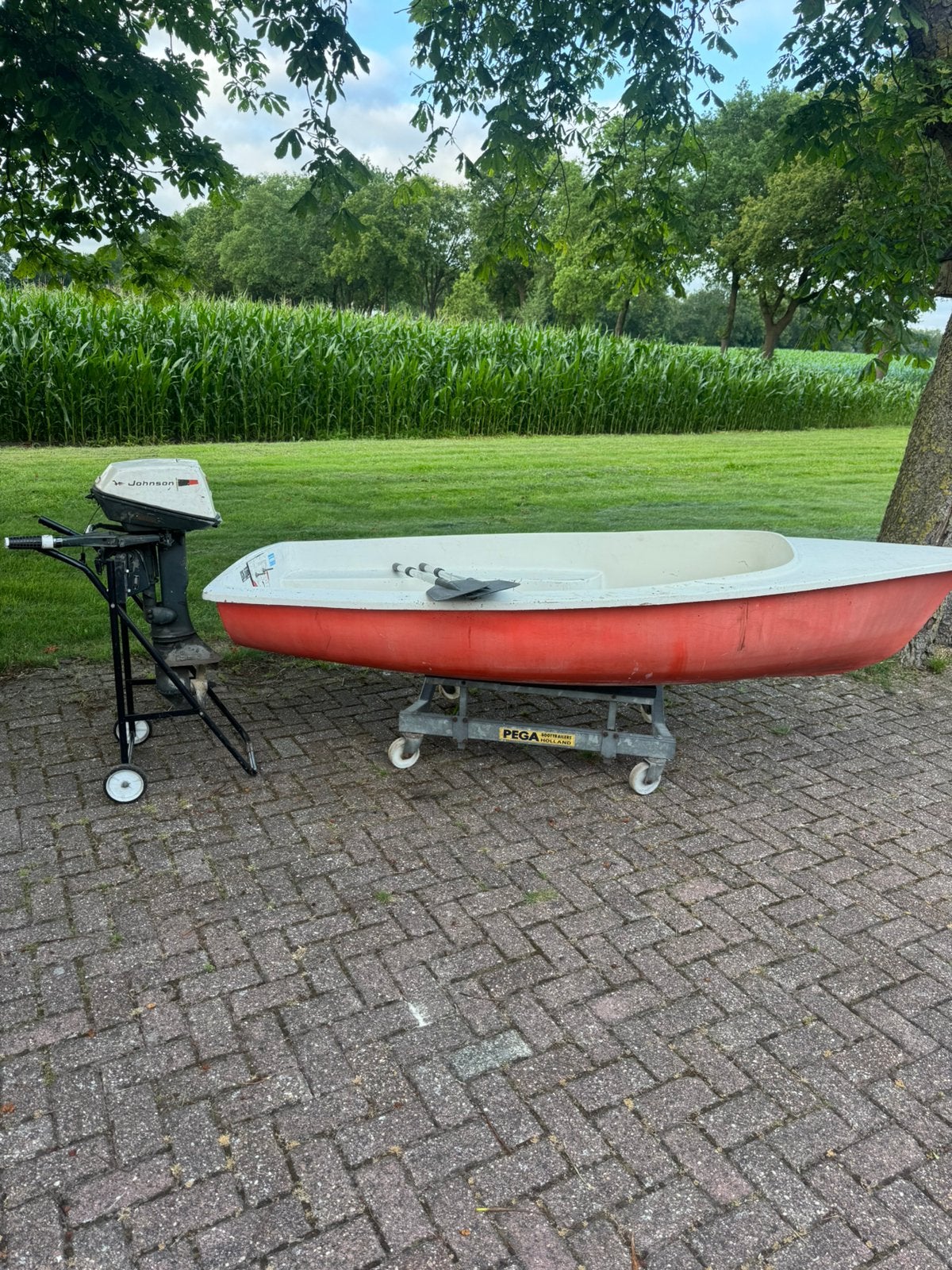 Roeiboot / visboot - Johnson 6 pk buitenboordmotor + peddels, Watersport en Boten, Ophalen, Zo goed als nieuw