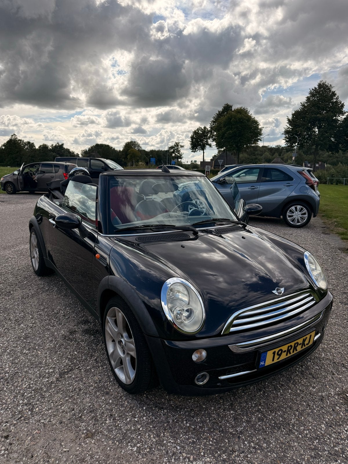 Mini 1.6 16V Cooper Cabrio 2005 Zwart, Auto's, Voorwielaandrijving, 4 cilinders, Cabriolet, 4 stoelen