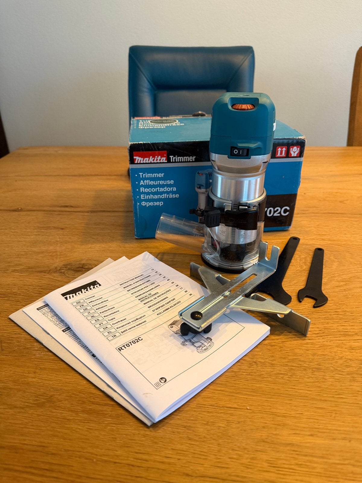 Makita RT0702C Kantenfrees - Zeer goede staat, Doe-het-zelf en Verbouw, Gereedschap | Freesmachines, Ophalen of Verzenden, Zo goed als nieuw