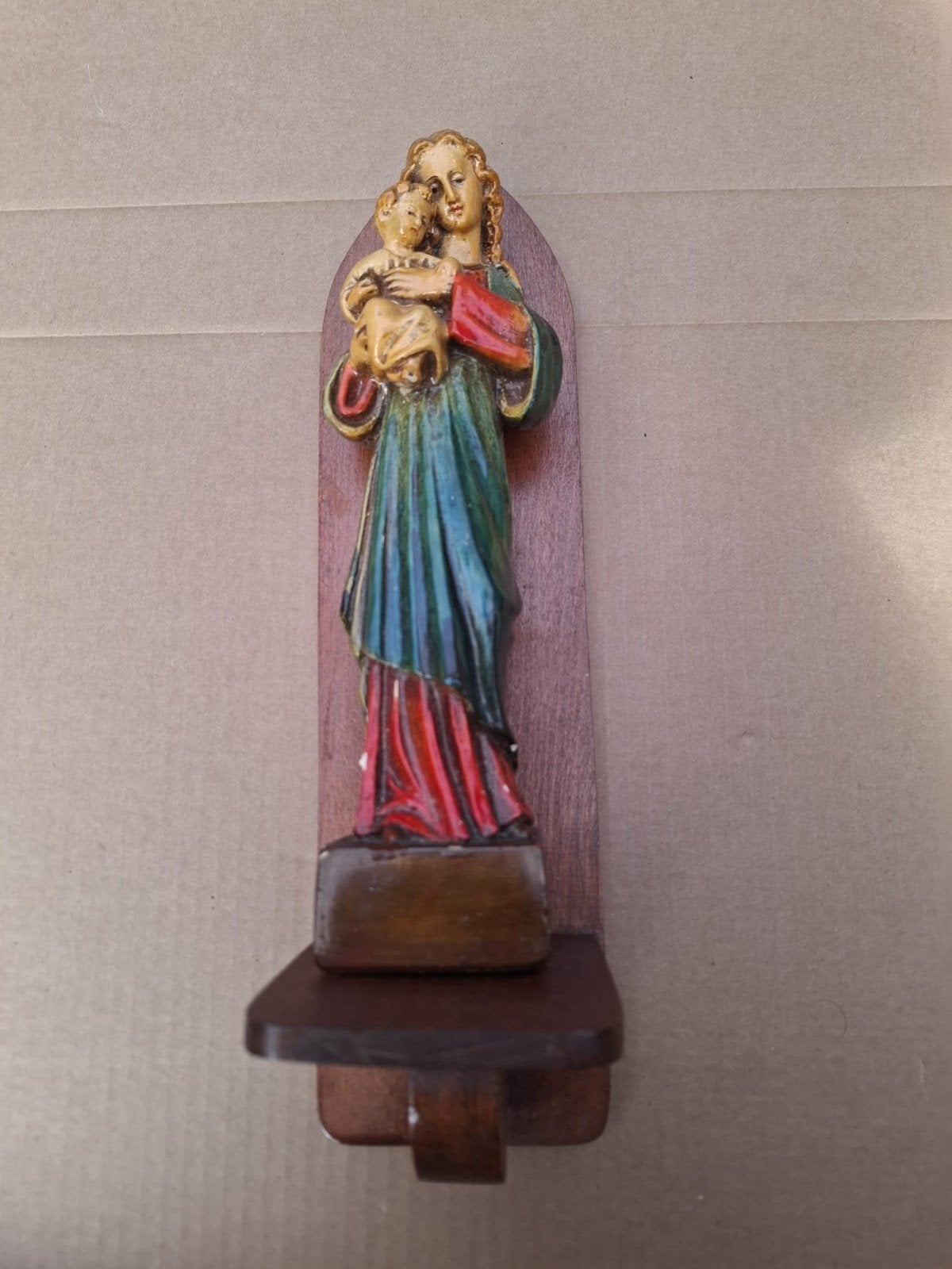 Vintage Mariabeeld met kind op houten wandplank, Antiek en Kunst, Antiek | Religie, Ophalen of Verzenden