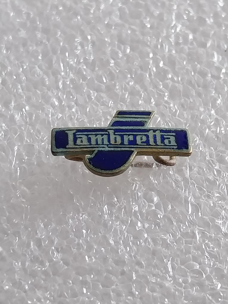Geëmailleerde  brosch  Lambretta., Ophalen of Verzenden