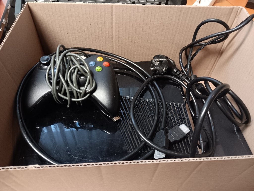Xbox 360 Slim Console, 4 GB, Ophalen of Verzenden, Met 1 controller, Gebruikt