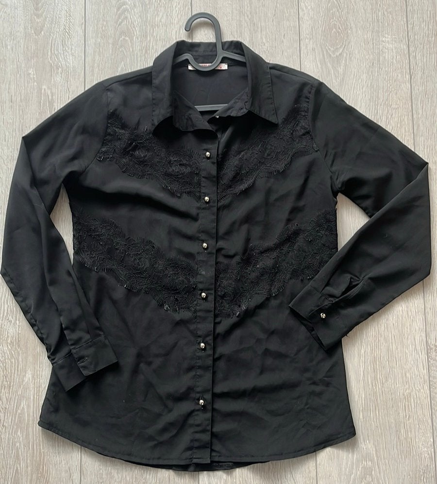 Prachtige zwarte dames blouse met kant maat M, Ophalen of Verzenden, Zo goed als nieuw, Maat 38/40 (M), Zwart