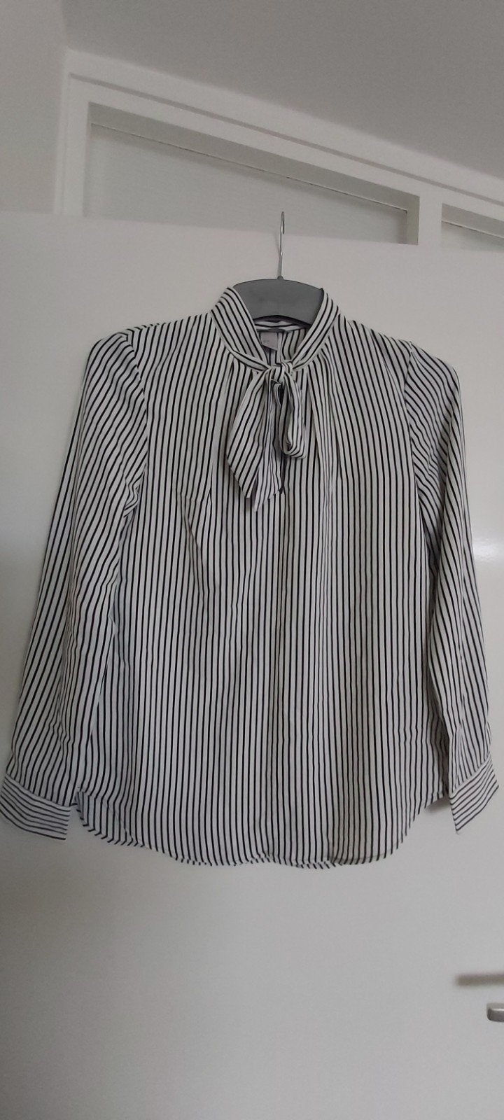 Nieuwe H&M gestreepte blouse met strikdetail, Kleding | Dames, Ophalen, H&M, Zwart, Nieuw