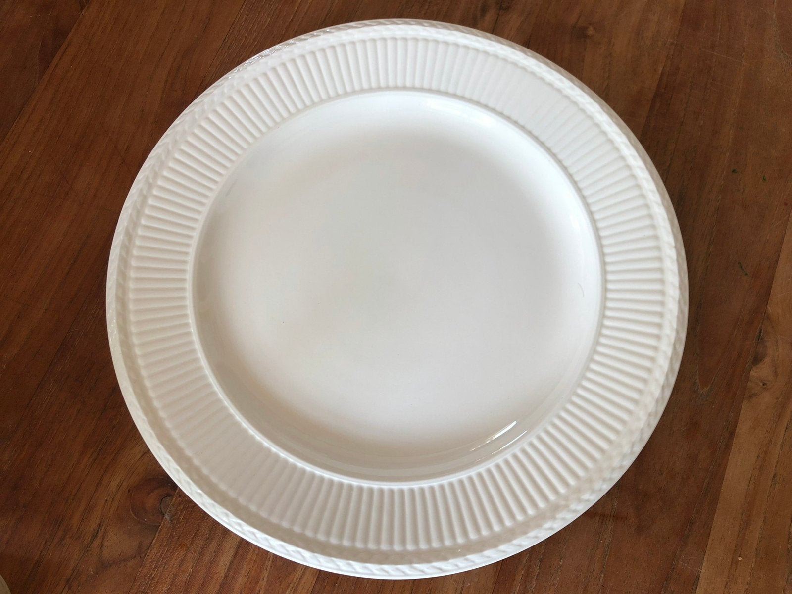 Wedgwood edme onderbord/gebakschaal/taartschaal 32cm, Ophalen of Verzenden, Zo goed als nieuw, Aardewerk, Schaal of Schalen