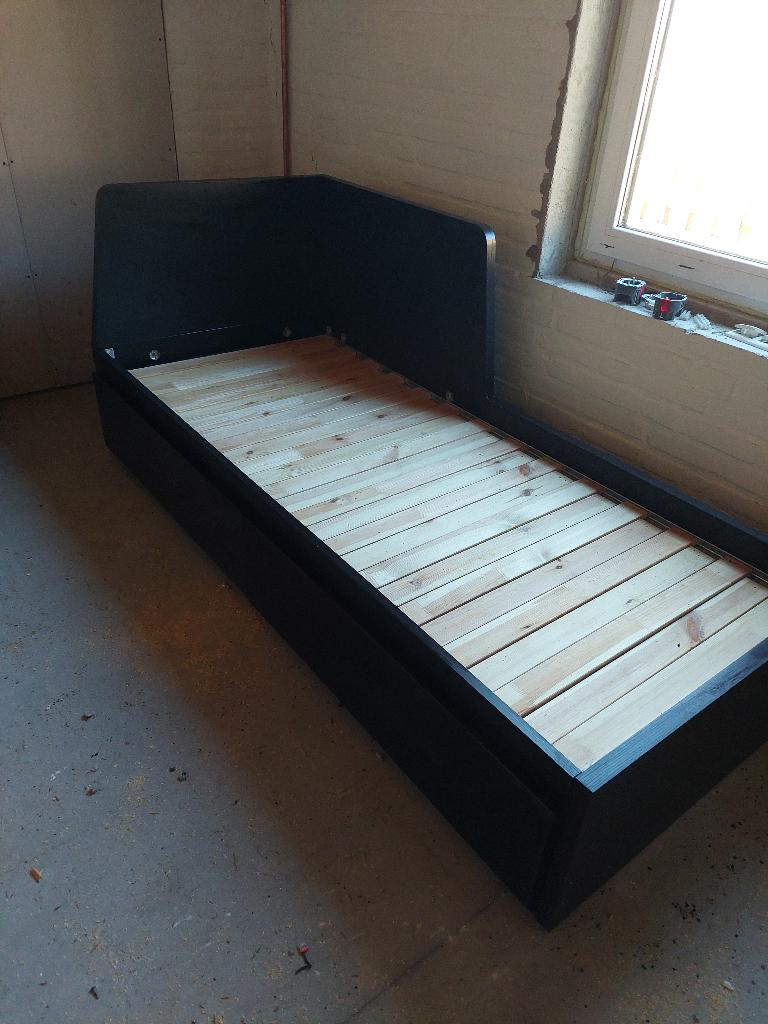 Ikea bed FLEKKE 1pers 200x80 uitschuifbaar naar 2pers, Huis en Inrichting, Slaapkamer | Bedden, Ophalen, Verstelbaar, 1pers. uit te schuiven naar 2 pers. Ook als zitbank te gebruiken