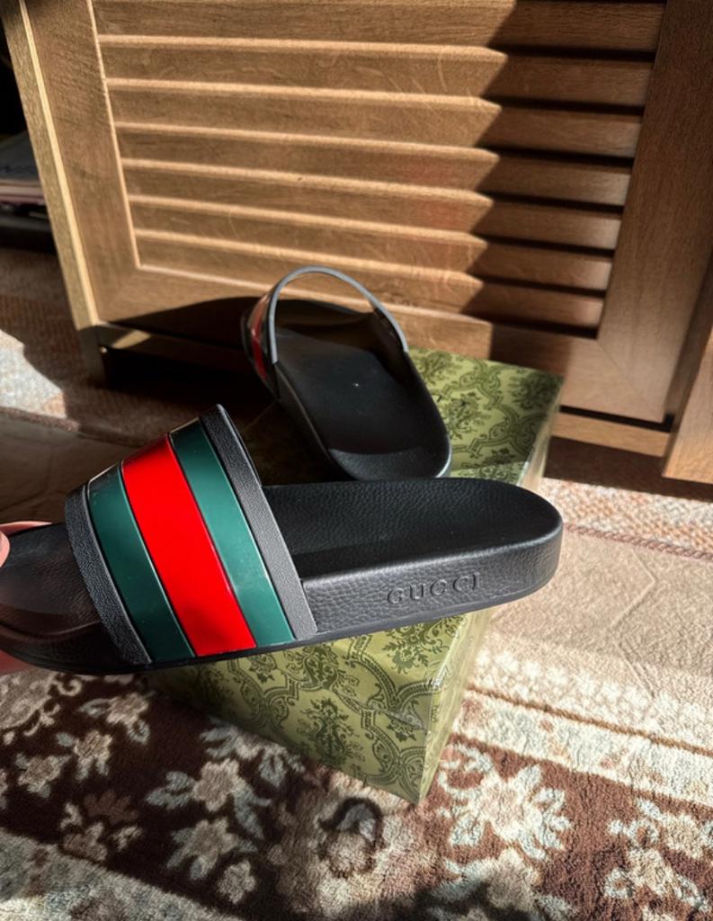 Gucci slippers maat 42 - Zwart met rood/groene streep, Kleding | Heren, Ophalen of Verzenden, Zo goed als nieuw, Zwart, Slippers