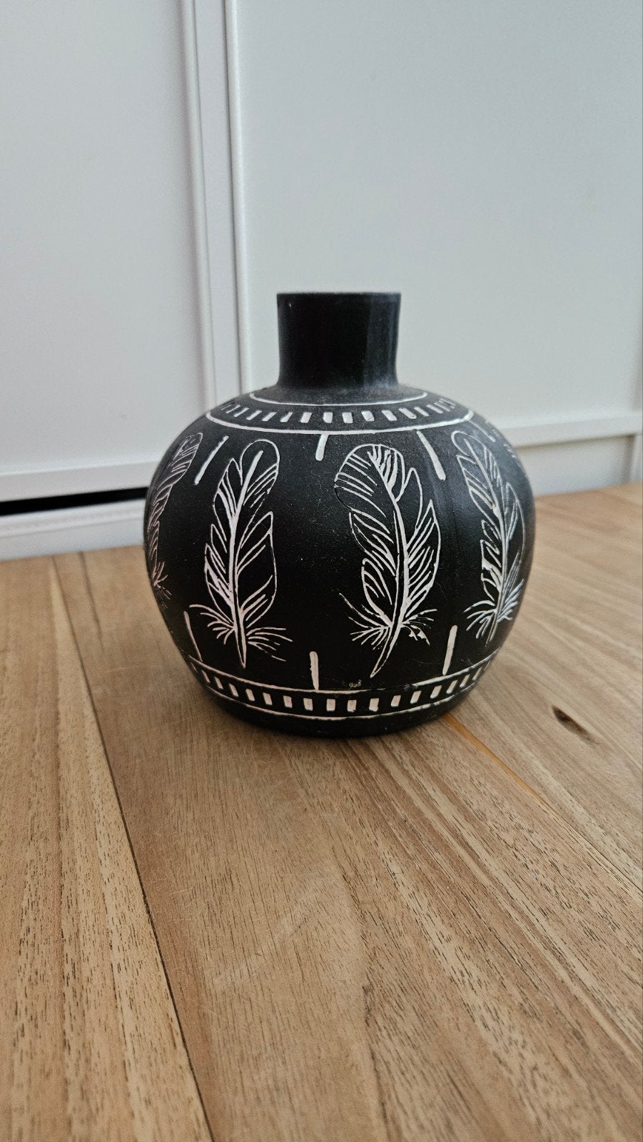 Houten vaasje met verenpatroon voor kunstbloemen, Gebruikt, Met patroon/structuur, Zwart, Ophalen of Verzenden