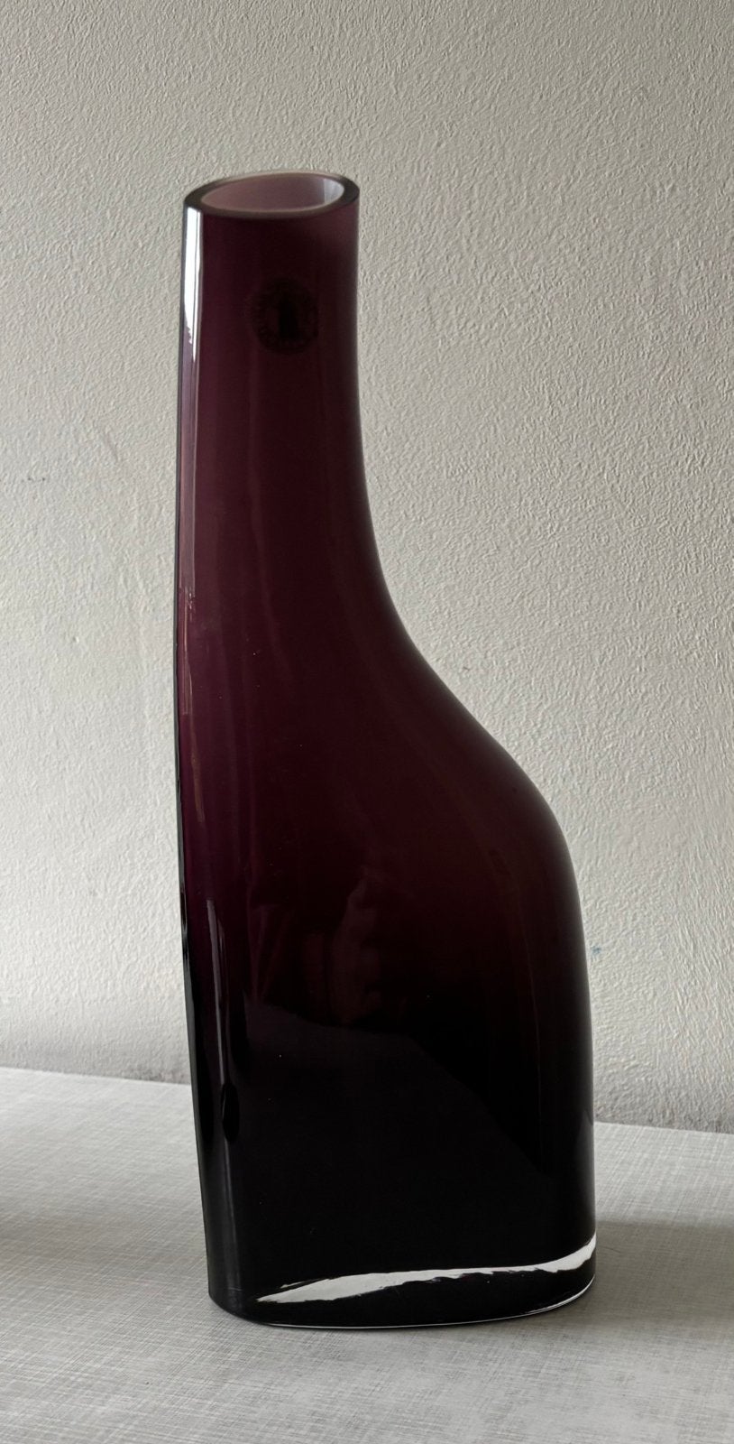 vintage IKEA "Okkso" paarse/aubergine glazen vaas, Ophalen of Verzenden, Zo goed als nieuw, Paars, 29 cm