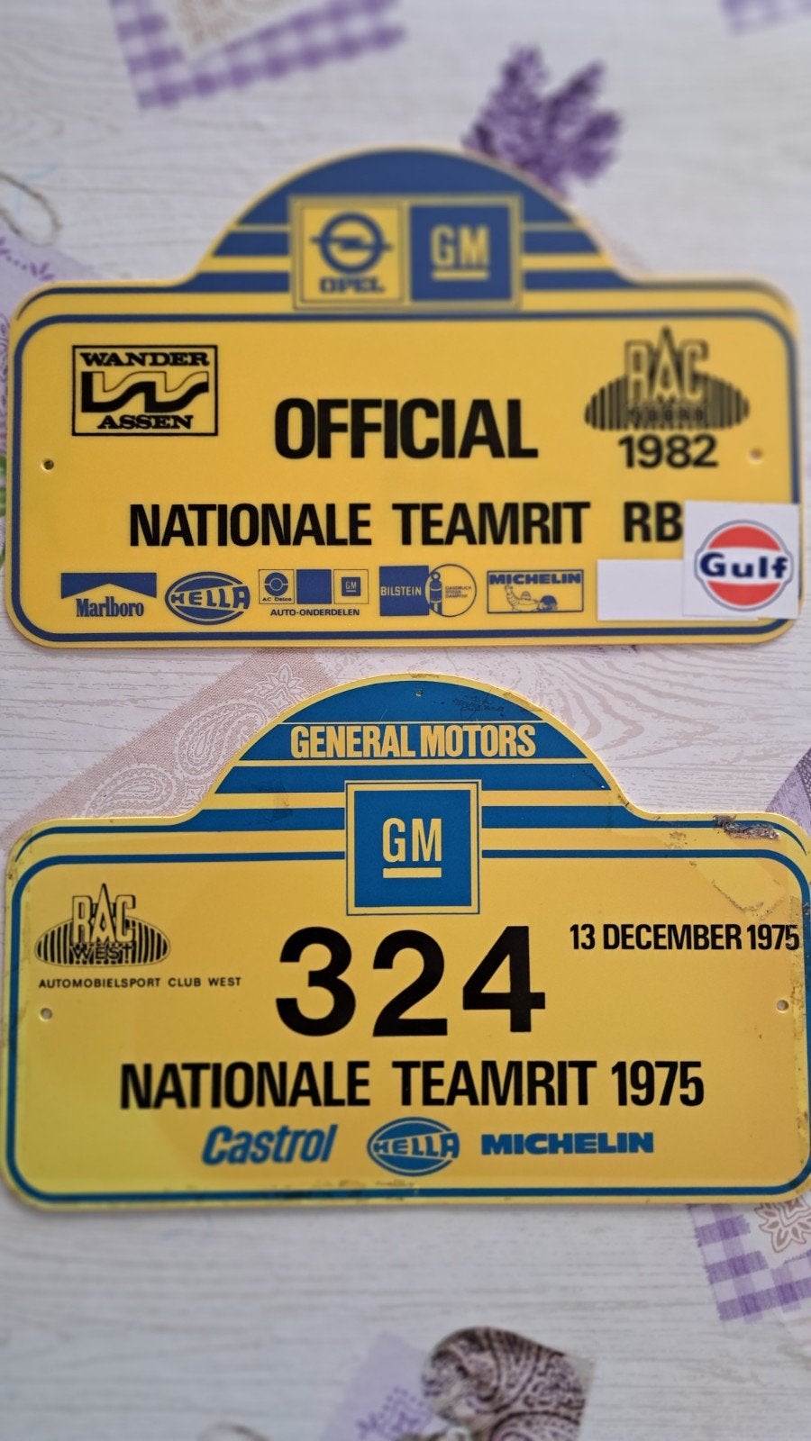 2 Autorally Borden GM Opel Nationale Teamrit 1975 & 1982, Verzamelen, Ophalen of Verzenden, Gebruikt, Auto's