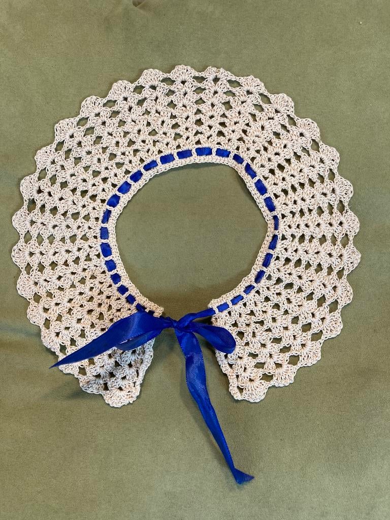 Gehaakt kraagje met blauw lint (100424), Antiek en Kunst, Ophalen of Verzenden, Dames