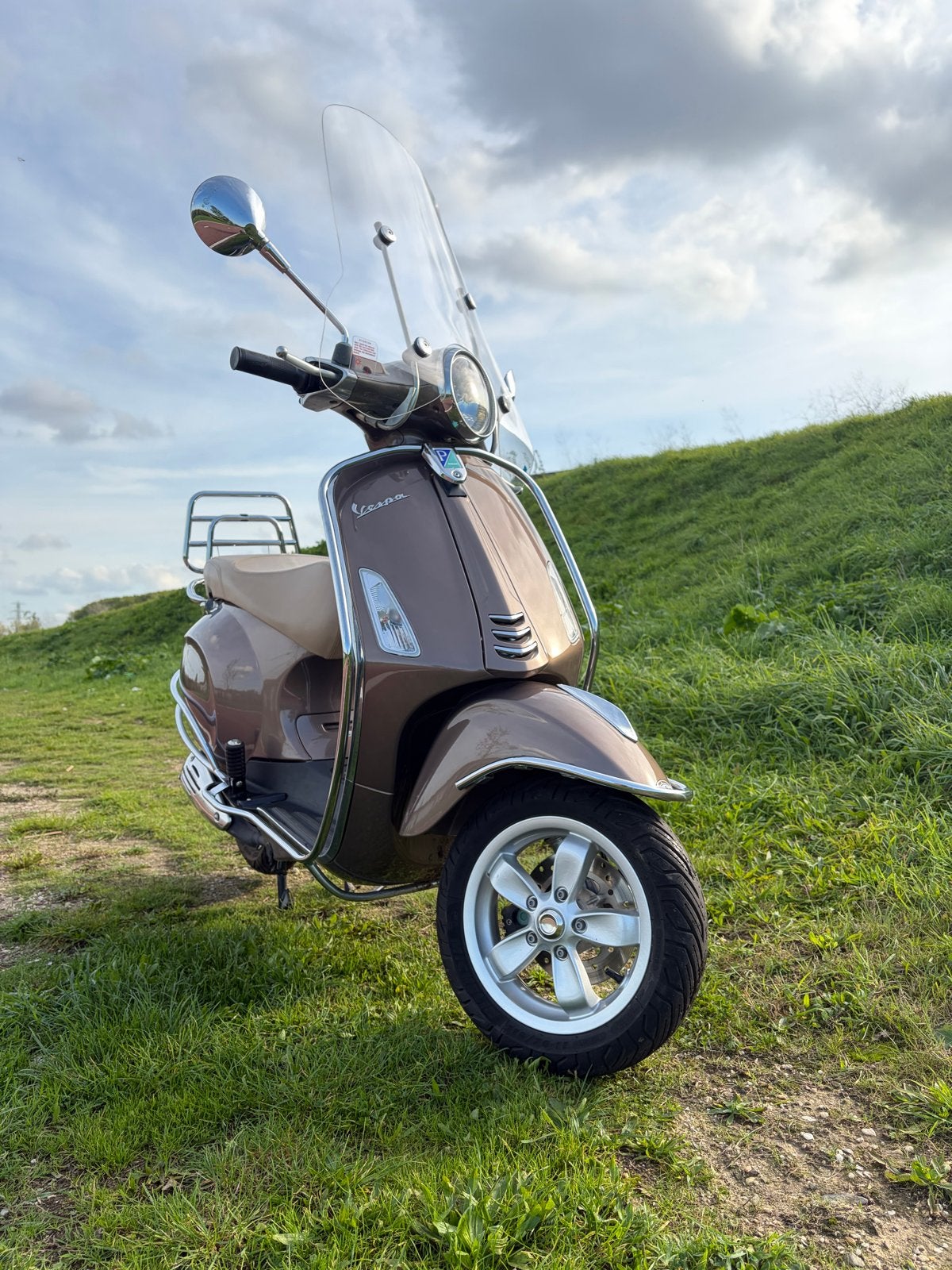 Vespa primavera met weinig kilometers, Fietsen en Brommers, Ophalen, Zo goed als nieuw, Benzine, Vespa