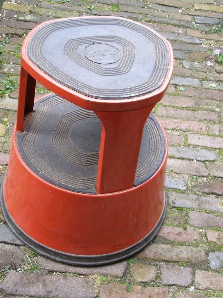 Rode olifantspoot, metalen opstap op wielen die inklappen, Huis en Inrichting, Ophalen of Verzenden, Gebruikt, Staal
