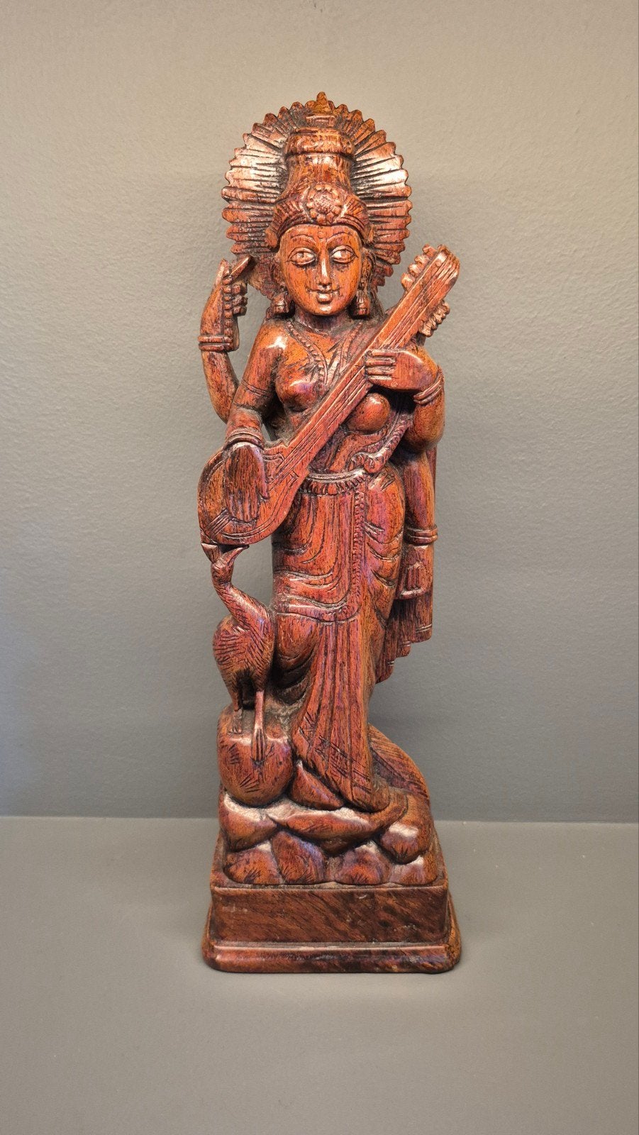 Houten beeld van Saraswati met pauw, 34 cm, Ophalen of Verzenden, Handgemaakt, 20 - 50 cm, Beeld