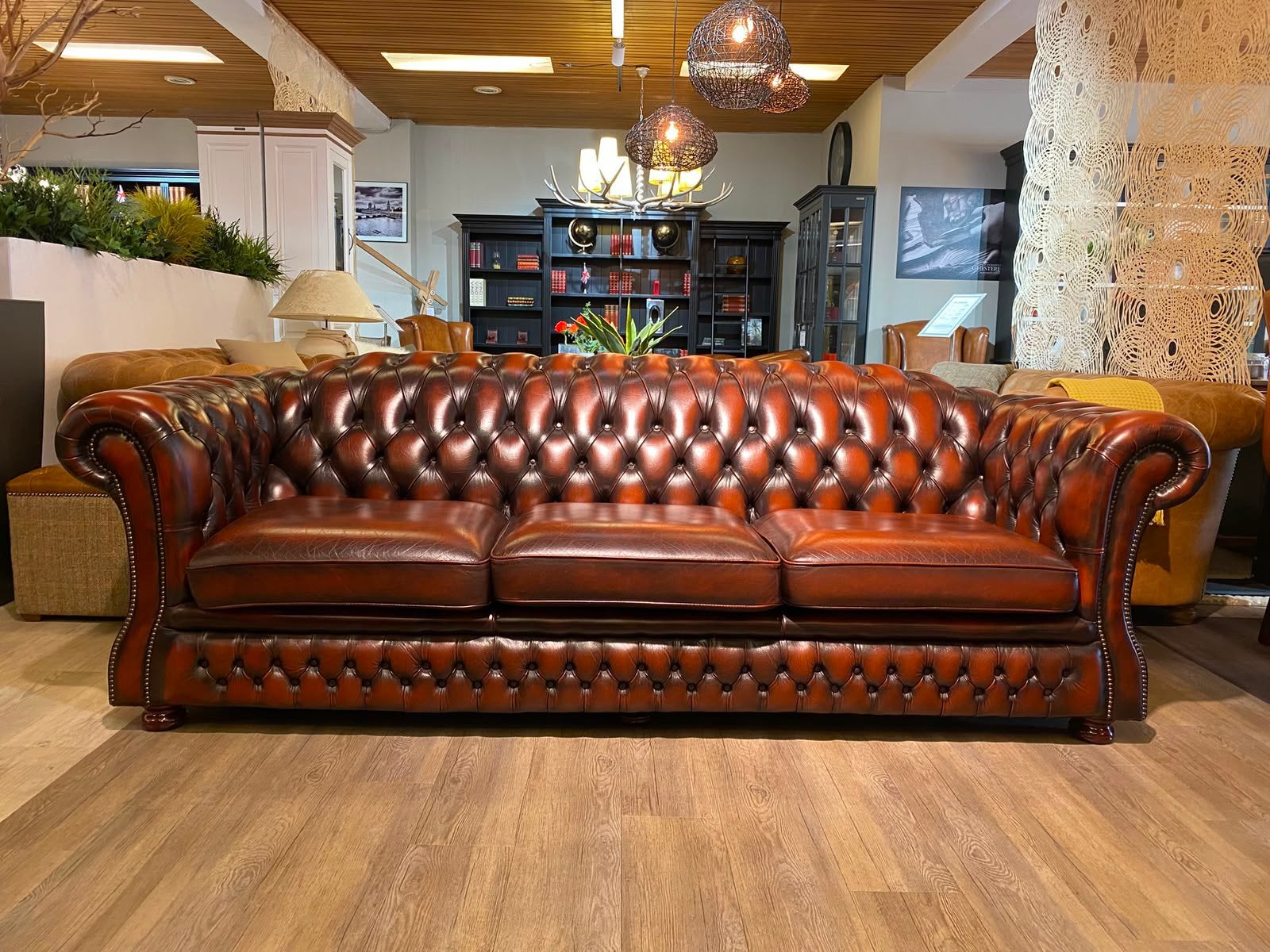 Engelse XL Springvale chesterfield 4 Zits bank Rood bruin, Huis en Inrichting, Banken | Bankstellen, Ophalen of Verzenden, Zo goed als nieuw