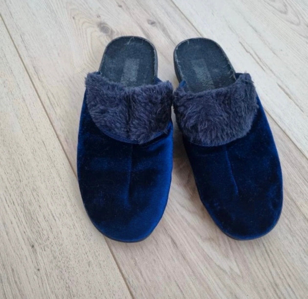 Comfortabele blauwe fluwelen pantoffels, maat 40, Ophalen of Verzenden, Zo goed als nieuw, Blauw, Pantoffels of Sloffen